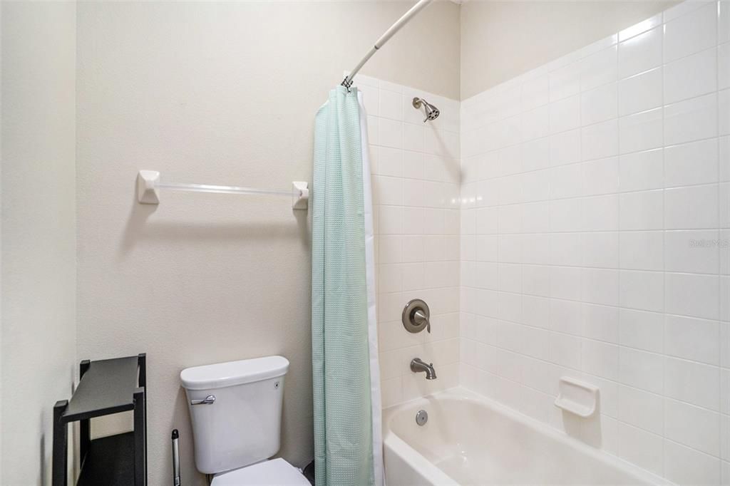 Под контрактом: $369,000 (3 спален, 2 ванн, 1840 Квадратных фут)