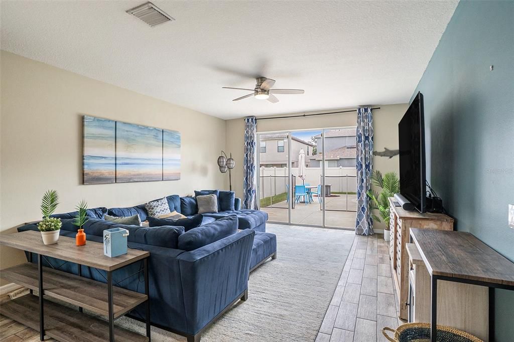 Под контрактом: $369,000 (3 спален, 2 ванн, 1840 Квадратных фут)