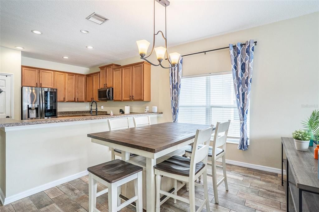 Под контрактом: $369,000 (3 спален, 2 ванн, 1840 Квадратных фут)