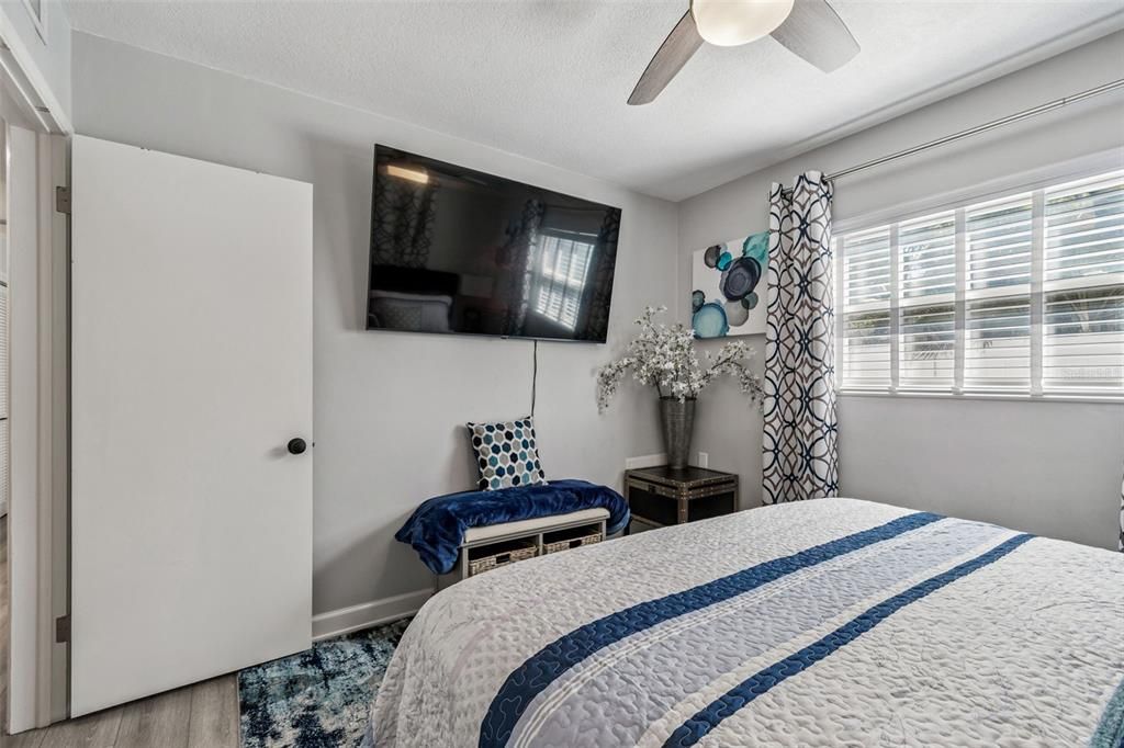 For Sale: $385,000 (2 beds, 2 baths, 1182 Square Feet)