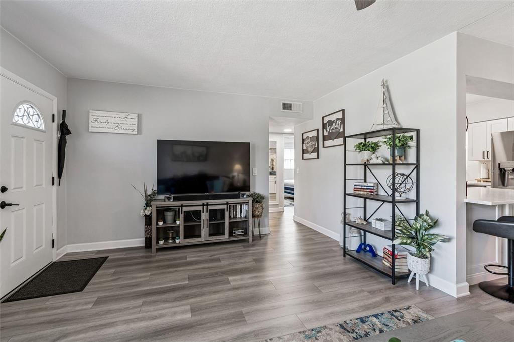 For Sale: $385,000 (2 beds, 2 baths, 1182 Square Feet)