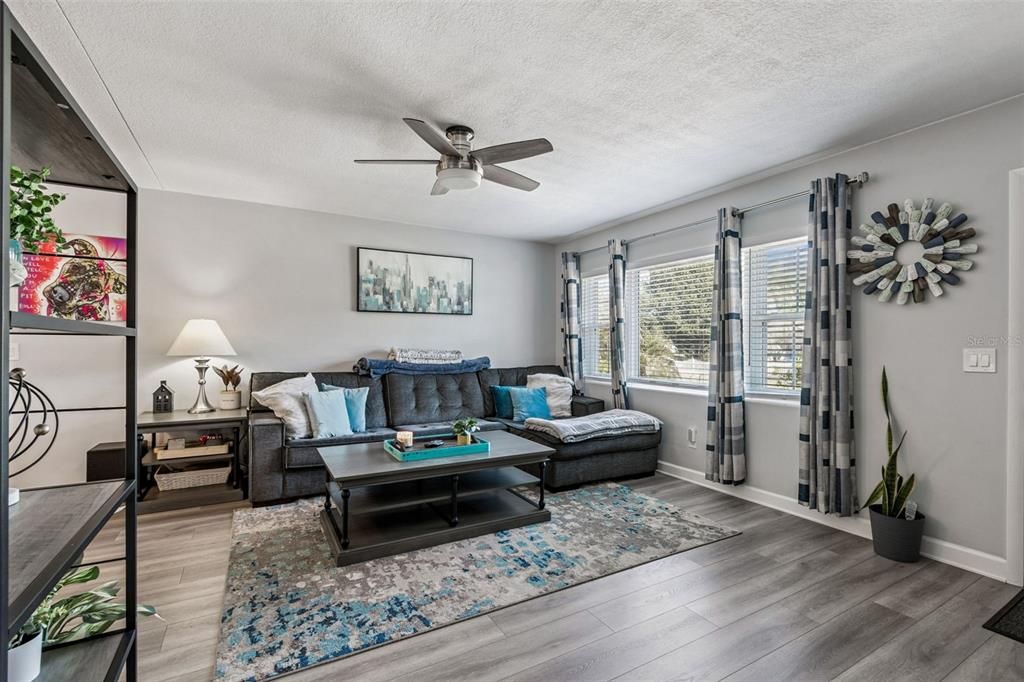 For Sale: $385,000 (2 beds, 2 baths, 1182 Square Feet)