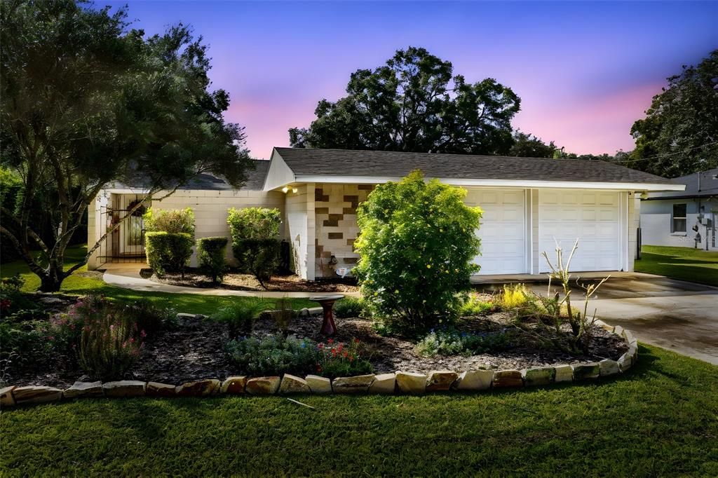 Active With Contract: $474,900 (4 beds, 2 baths, 2800 Square Feet)