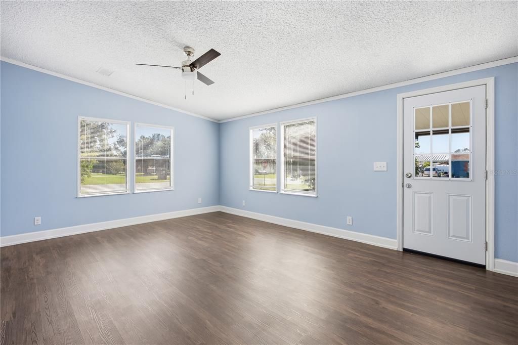 For Sale: $184,999 (2 beds, 2 baths, 1200 Square Feet)