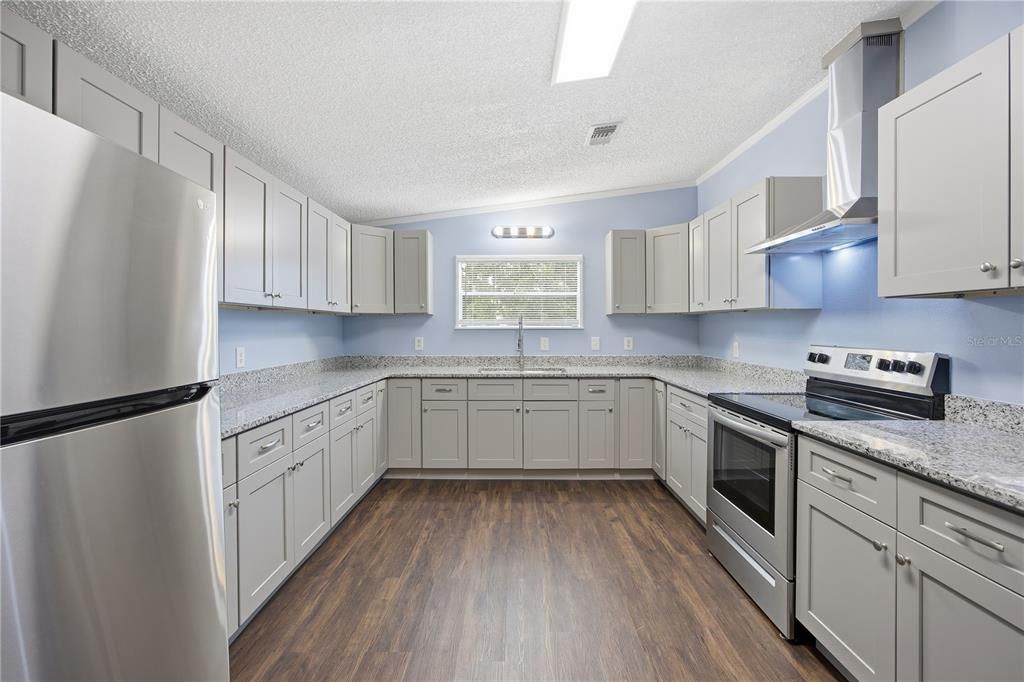 For Sale: $184,999 (2 beds, 2 baths, 1200 Square Feet)