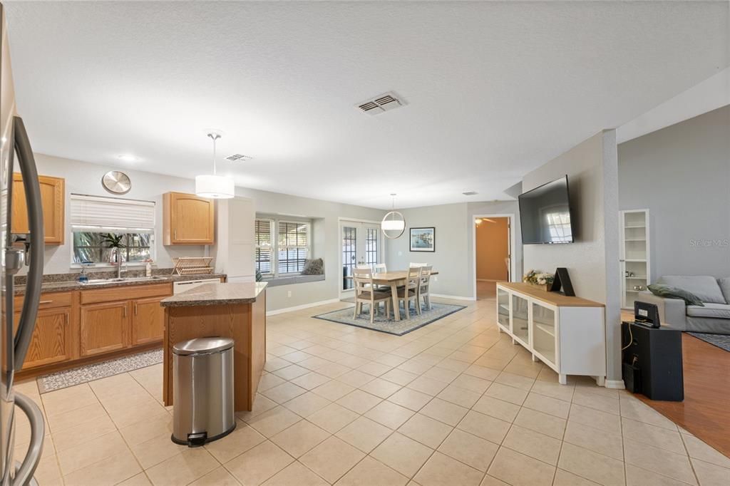 For Sale: $365,000 (4 beds, 2 baths, 1897 Square Feet)