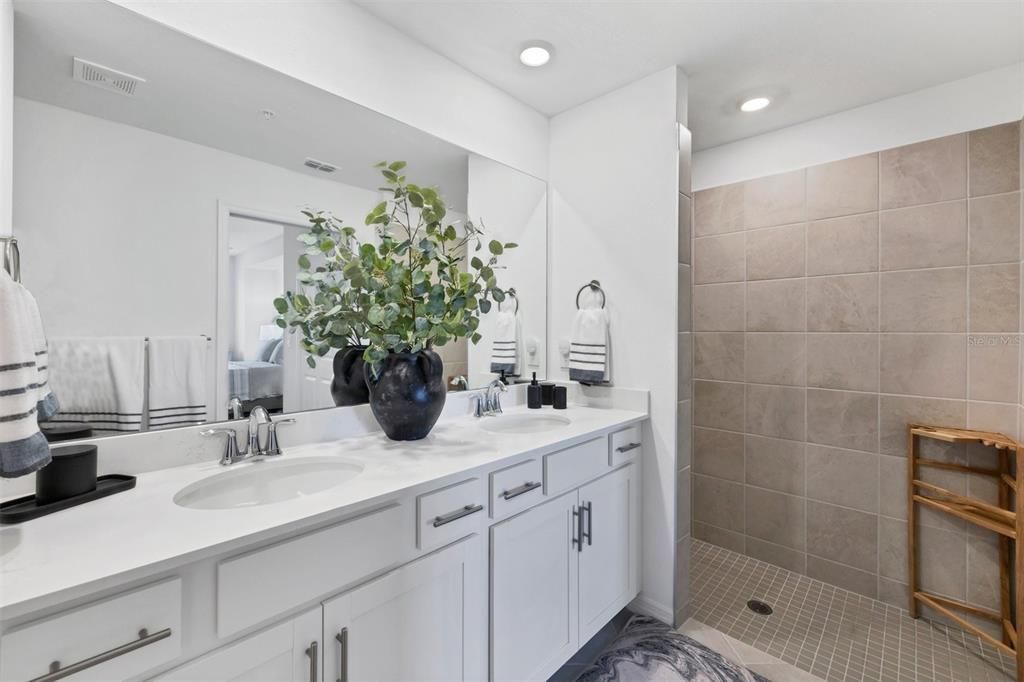 For Sale: $372,000 (2 beds, 2 baths, 1366 Square Feet)