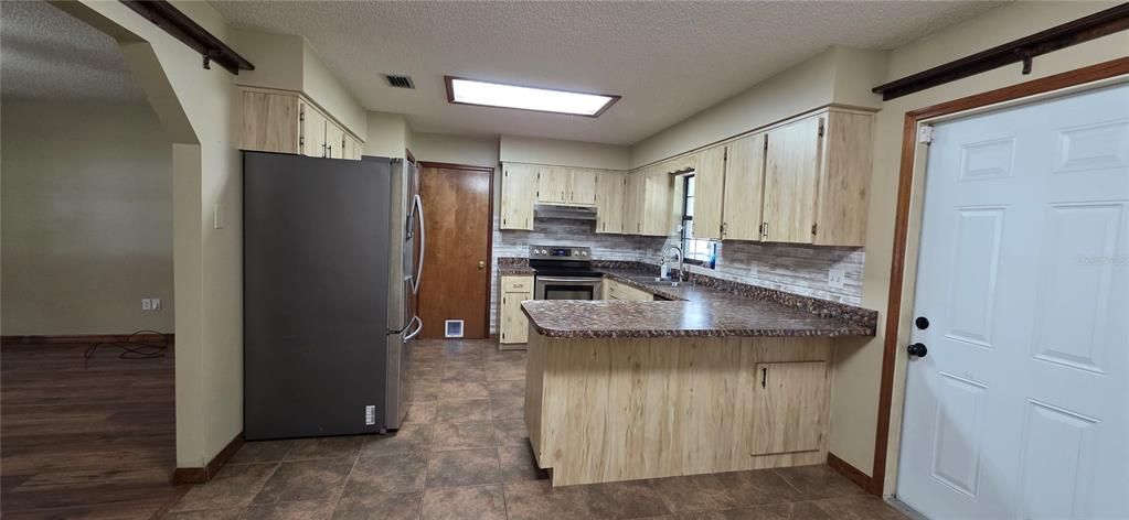 For Sale: $270,000 (3 beds, 2 baths, 1512 Square Feet)