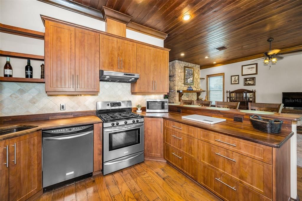 На продажу: $649,900 (2 спален, 2 ванн, 1680 Квадратных фут)