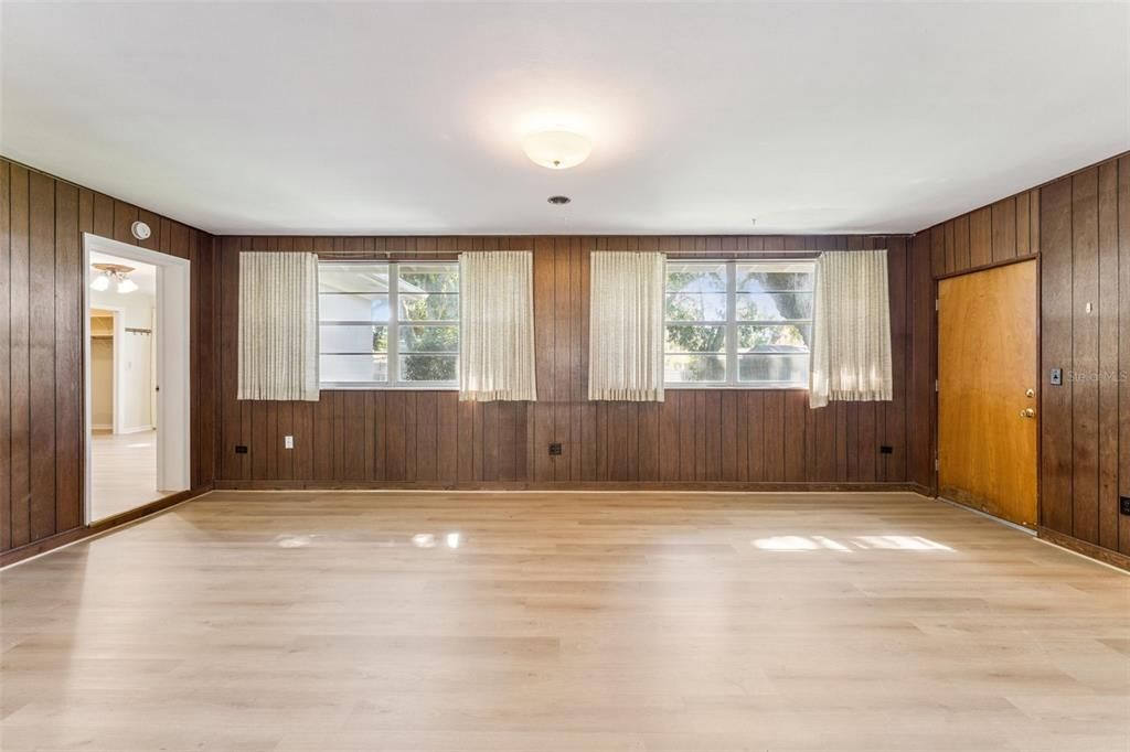 Active With Contract: $399,000 (3 beds, 3 baths, 1999 Square Feet)