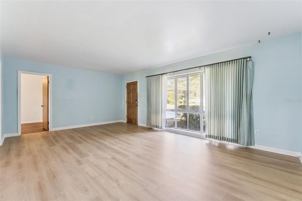 Active With Contract: $399,000 (3 beds, 3 baths, 1999 Square Feet)