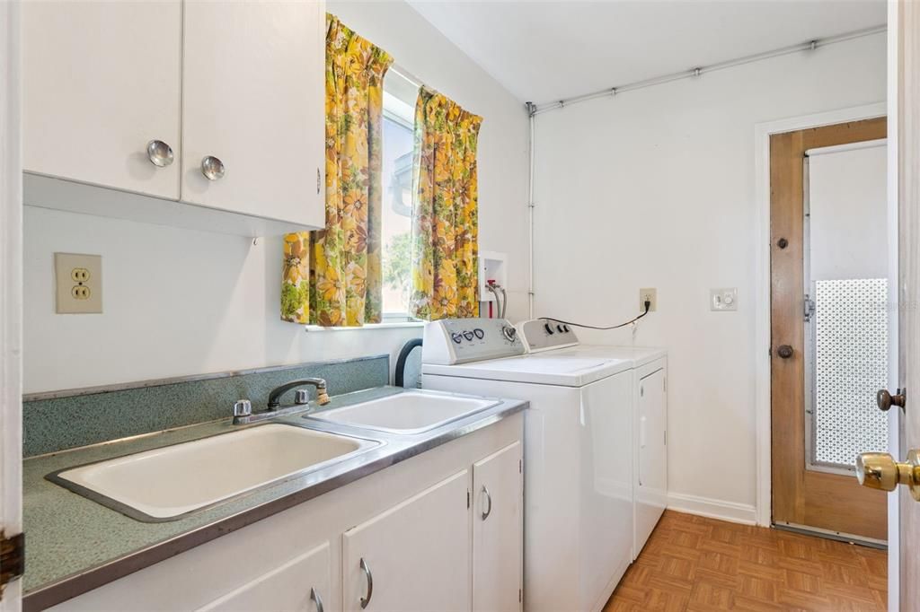 Active With Contract: $399,000 (3 beds, 3 baths, 1999 Square Feet)