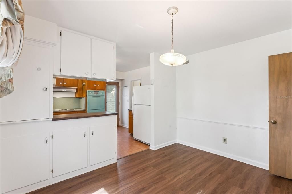 Active With Contract: $399,000 (3 beds, 3 baths, 1999 Square Feet)