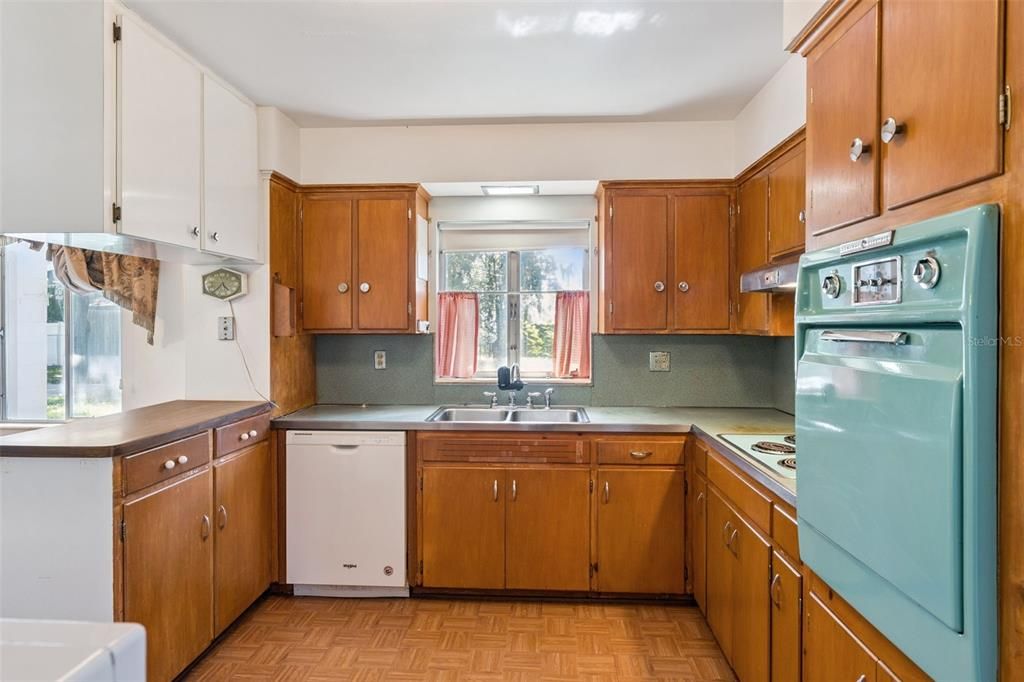 Active With Contract: $399,000 (3 beds, 3 baths, 1999 Square Feet)