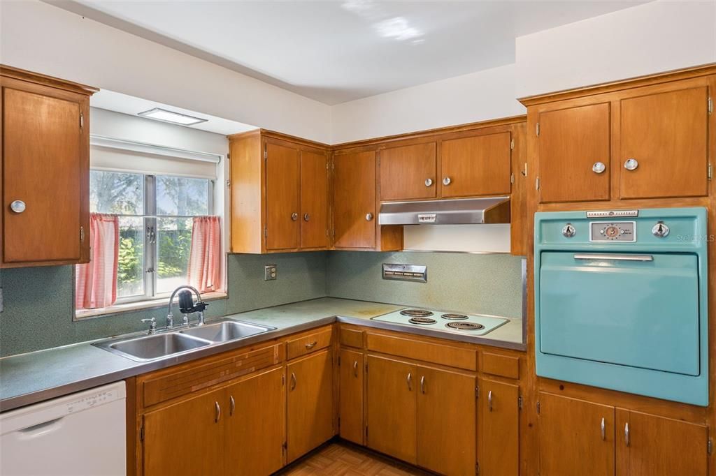 Active With Contract: $399,000 (3 beds, 3 baths, 1999 Square Feet)