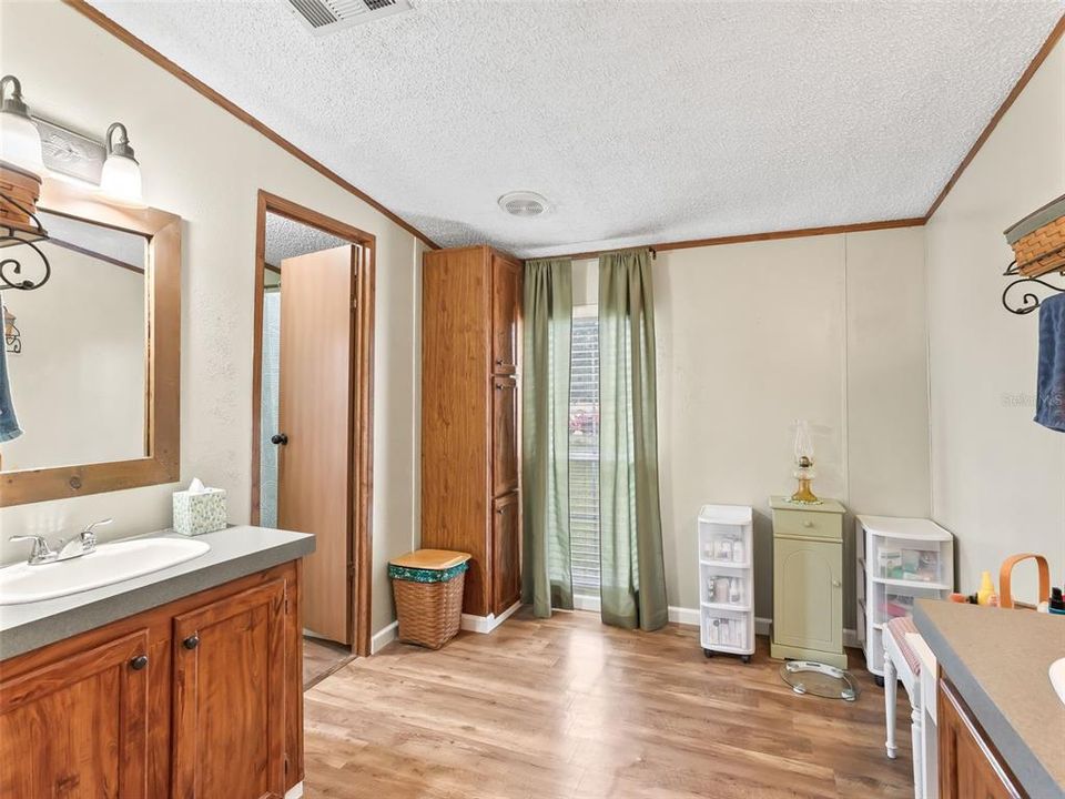 待售: $375,000 (4 贝兹, 2 浴室, 2280 平方英尺)