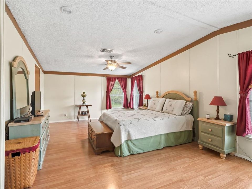 待售: $375,000 (4 贝兹, 2 浴室, 2280 平方英尺)