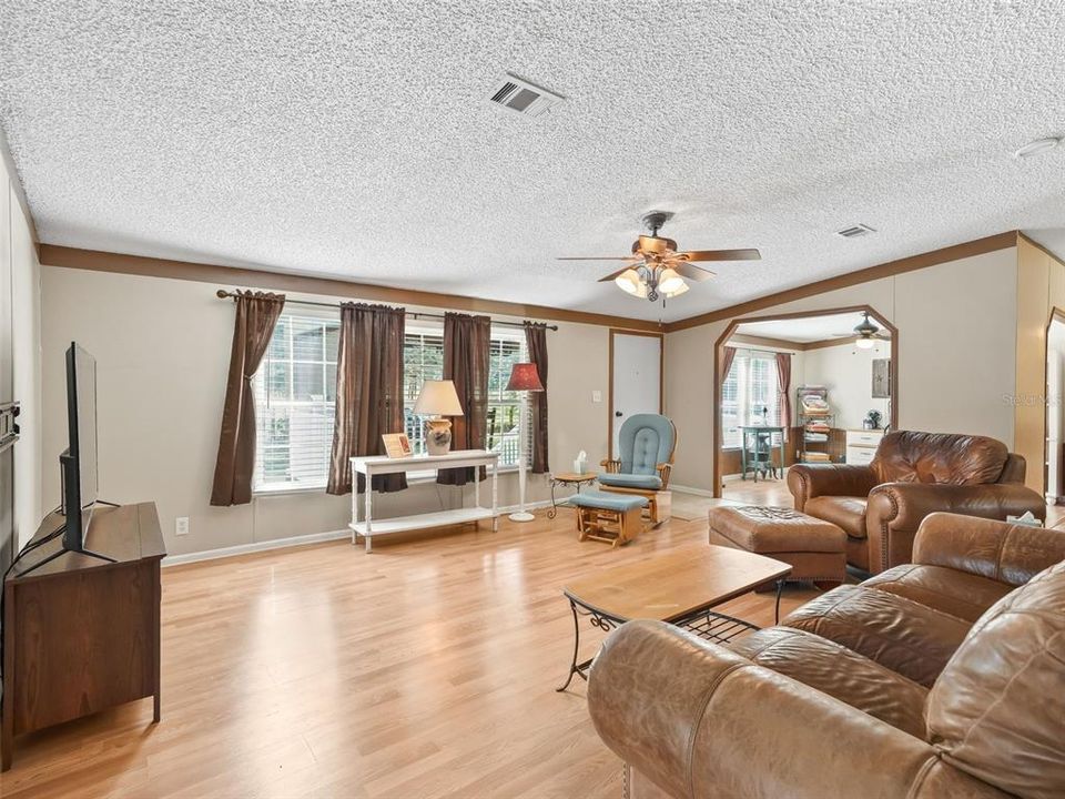 待售: $375,000 (4 贝兹, 2 浴室, 2280 平方英尺)