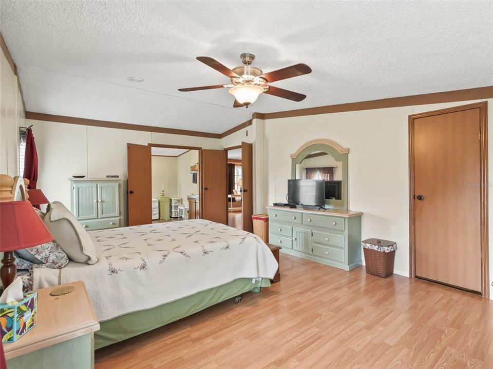 待售: $375,000 (4 贝兹, 2 浴室, 2280 平方英尺)