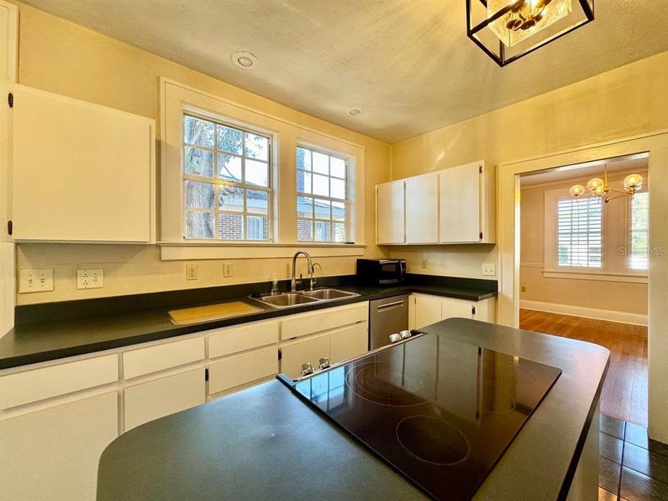 For Rent: $3,500 (3 beds, 1 baths, 1350 Square Feet)