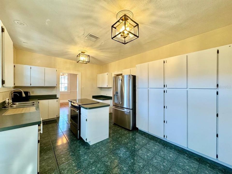 For Rent: $3,500 (3 beds, 1 baths, 1350 Square Feet)