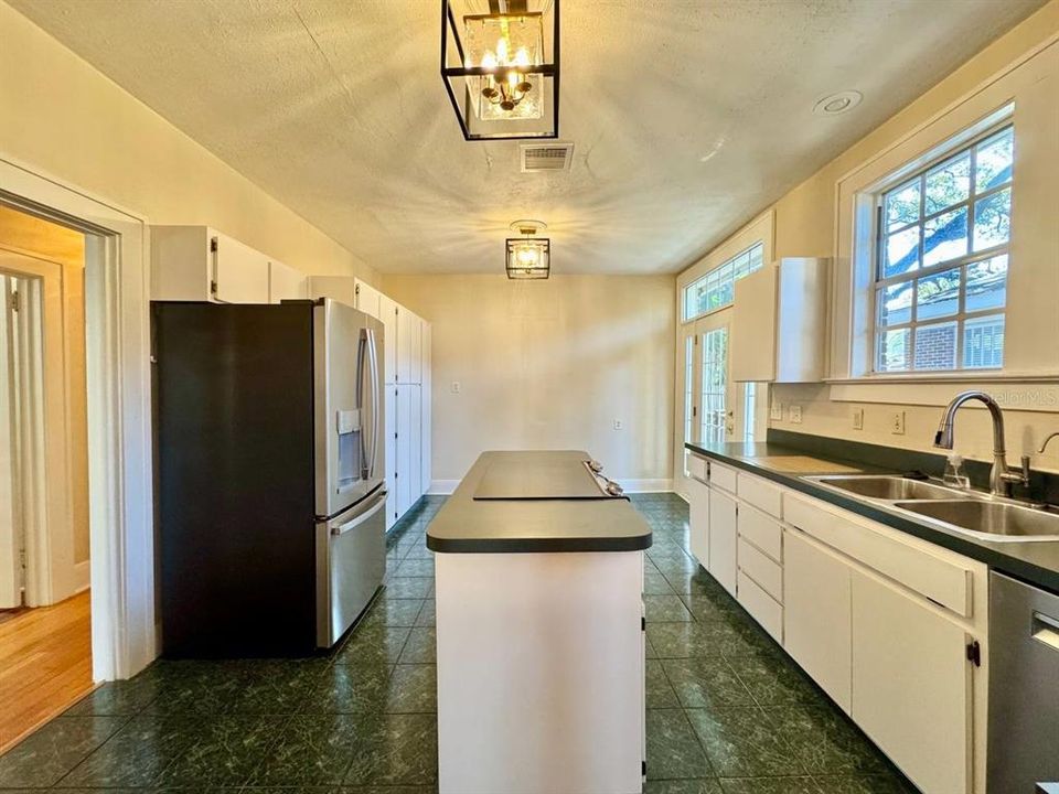 For Rent: $3,500 (3 beds, 1 baths, 1350 Square Feet)