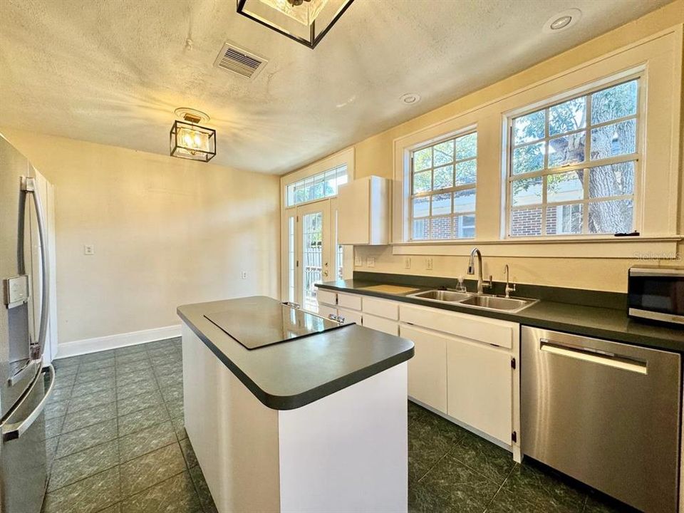 For Rent: $3,500 (3 beds, 1 baths, 1350 Square Feet)