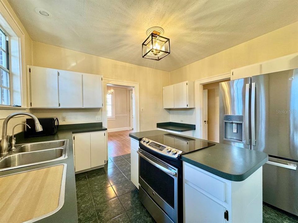 For Rent: $3,500 (3 beds, 1 baths, 1350 Square Feet)