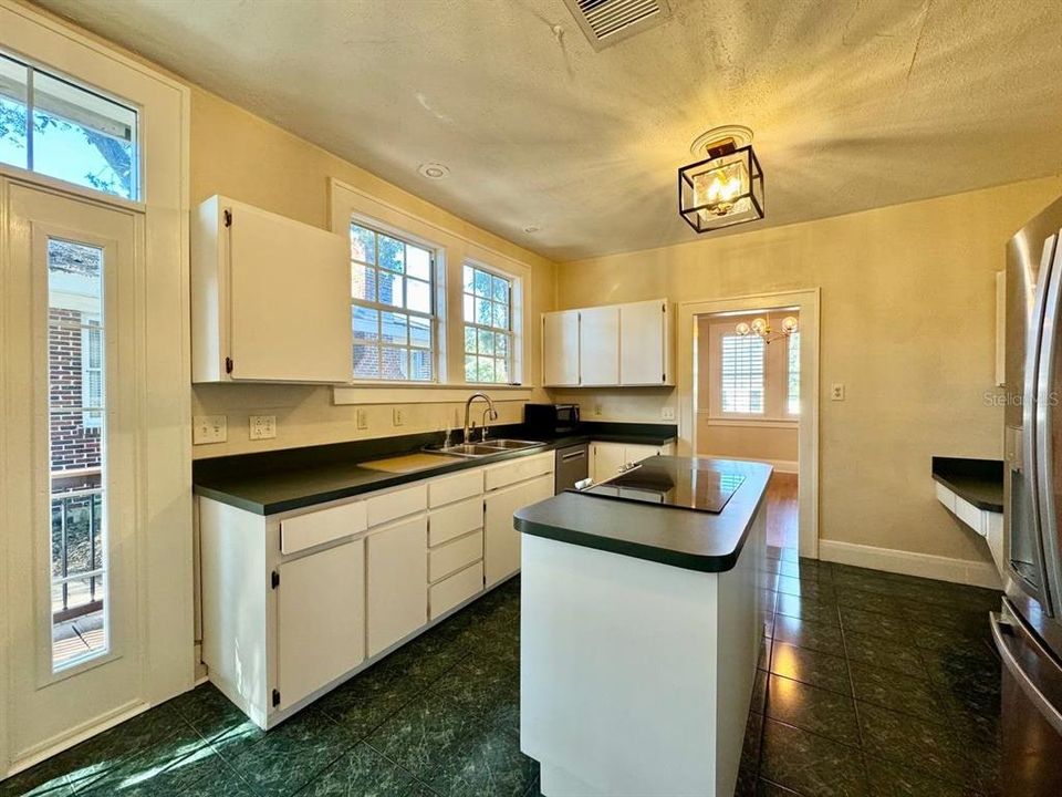 For Rent: $3,500 (3 beds, 1 baths, 1350 Square Feet)