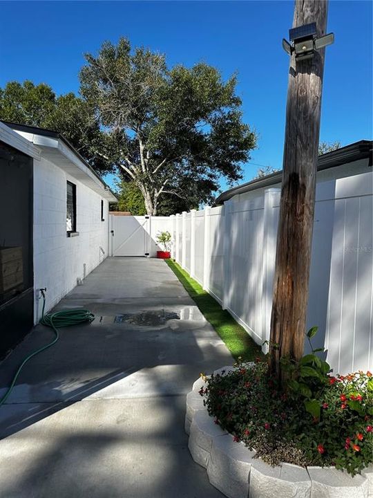 Active With Contract: $2,500 (3 beds, 1 baths, 1174 Square Feet)