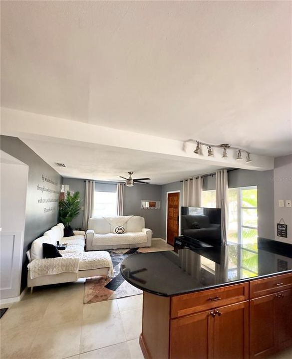 Active With Contract: $2,500 (3 beds, 1 baths, 1174 Square Feet)