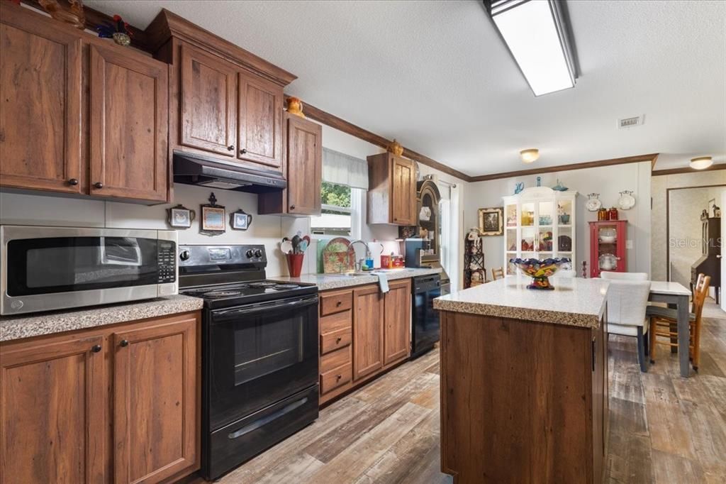 For Sale: $325,000 (3 beds, 2 baths, 1512 Square Feet)