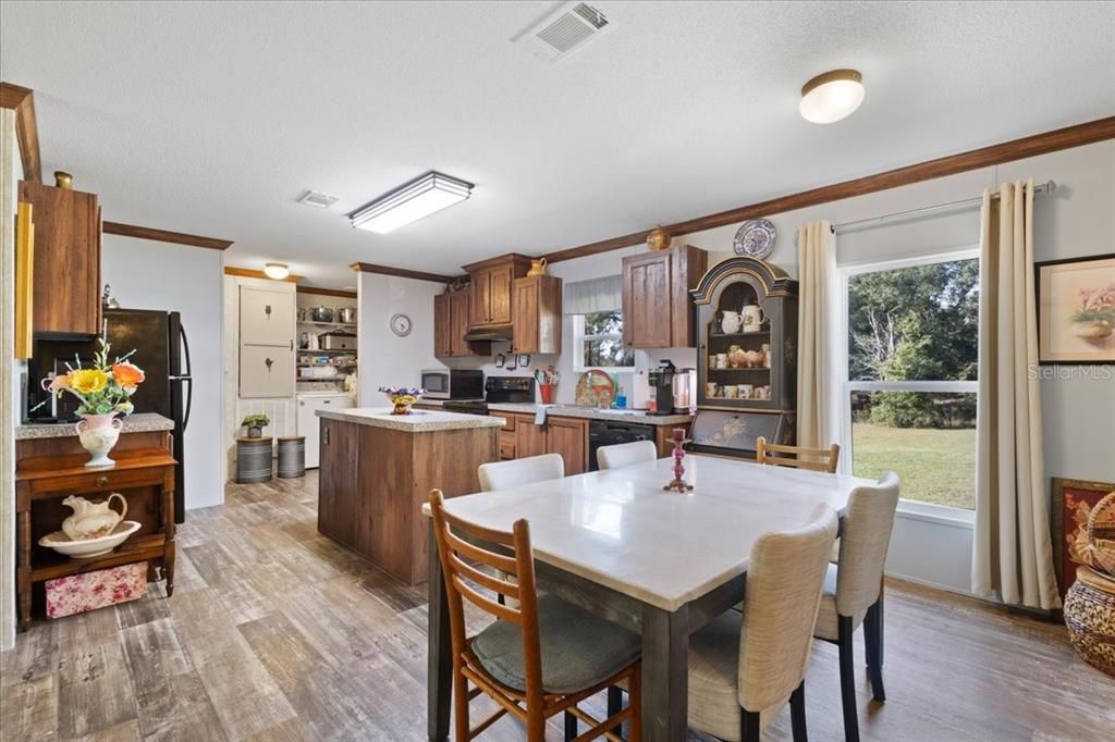 For Sale: $325,000 (3 beds, 2 baths, 1512 Square Feet)