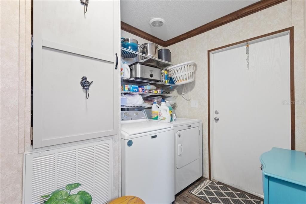 For Sale: $325,000 (3 beds, 2 baths, 1512 Square Feet)