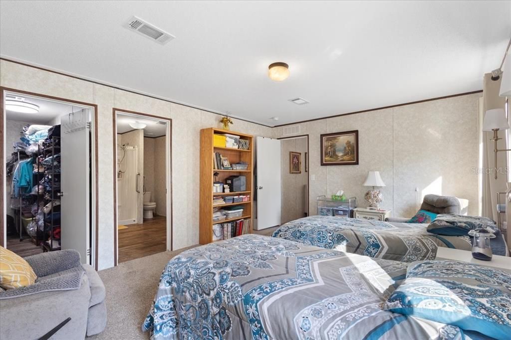 For Sale: $325,000 (3 beds, 2 baths, 1512 Square Feet)