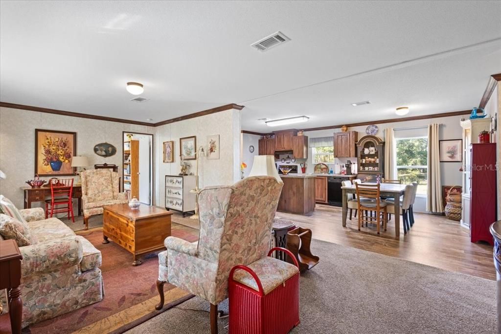 For Sale: $325,000 (3 beds, 2 baths, 1512 Square Feet)