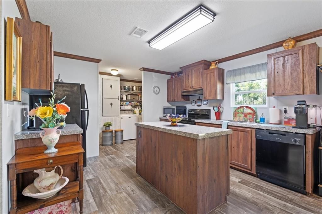 For Sale: $325,000 (3 beds, 2 baths, 1512 Square Feet)