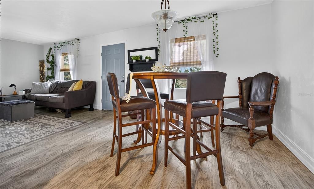 For Sale: $215,000 (3 beds, 1 baths, 1144 Square Feet)