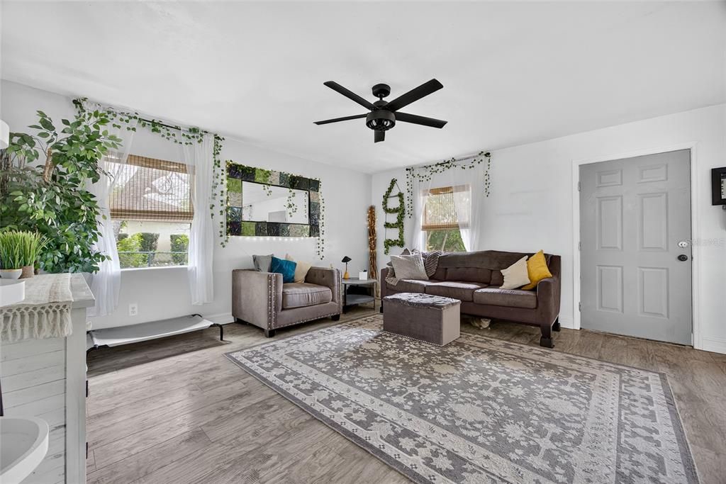 For Sale: $215,000 (3 beds, 1 baths, 1144 Square Feet)