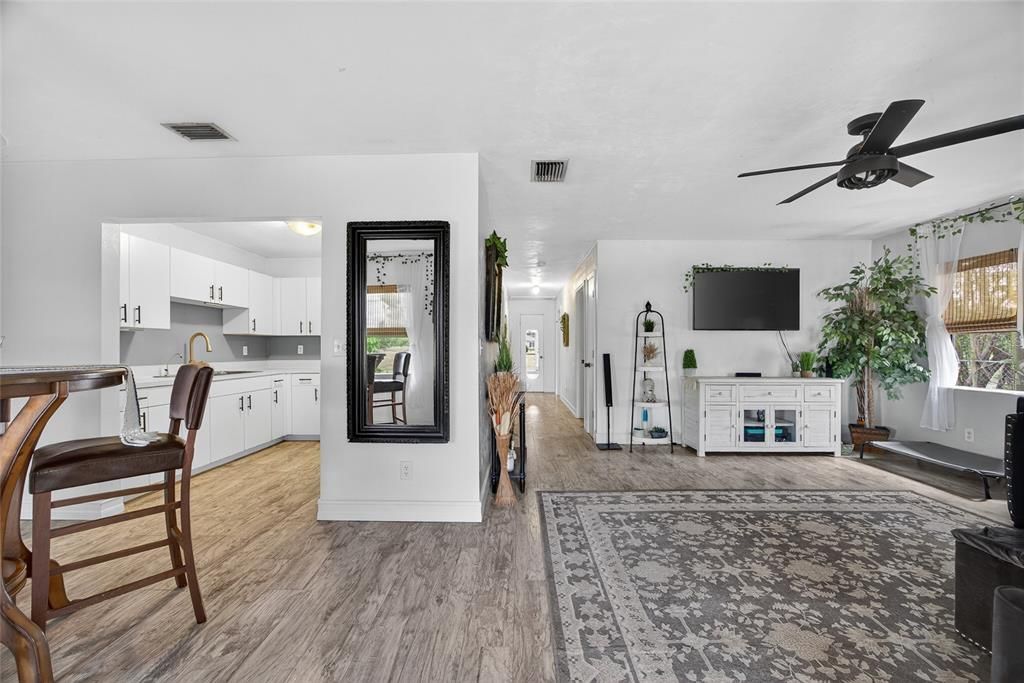 For Sale: $215,000 (3 beds, 1 baths, 1144 Square Feet)