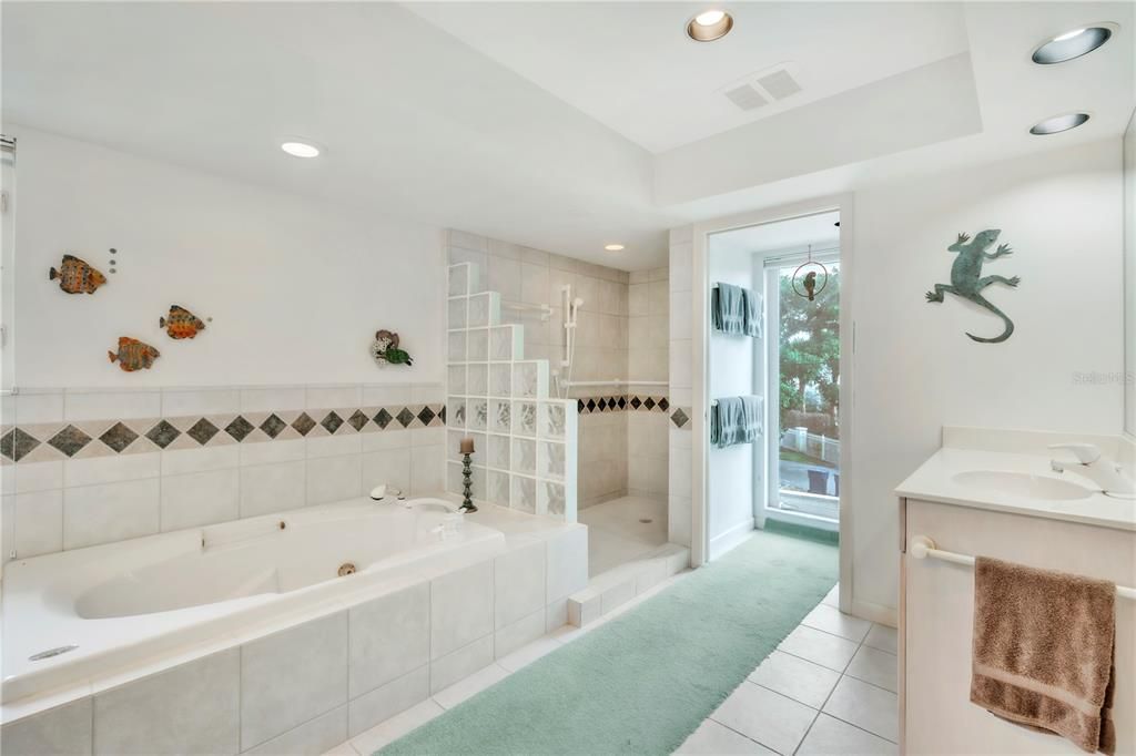 For Sale: $2,695,000 (3 beds, 2 baths, 2800 Square Feet)