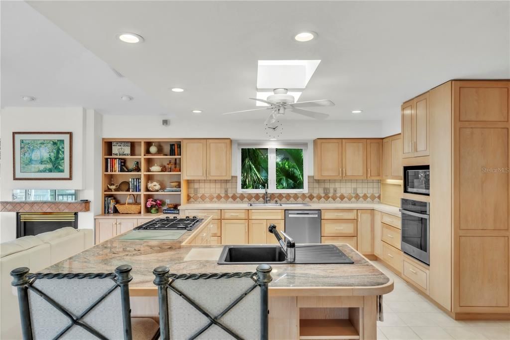 For Sale: $2,695,000 (3 beds, 2 baths, 2800 Square Feet)