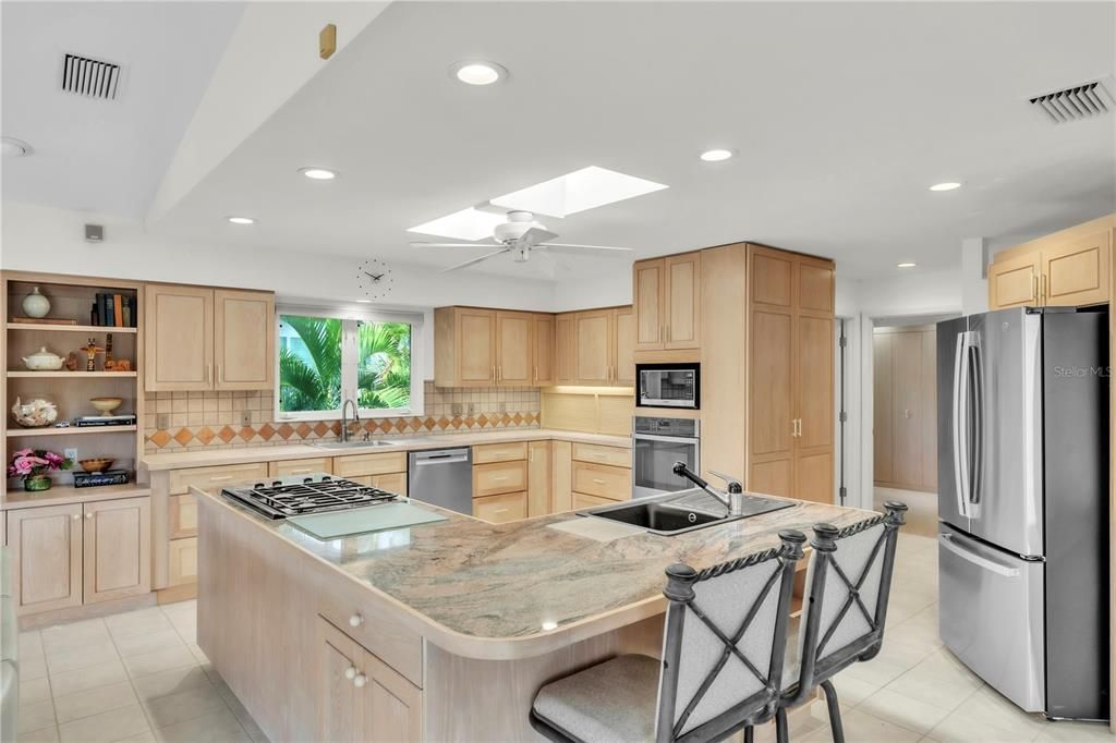 For Sale: $2,695,000 (3 beds, 2 baths, 2800 Square Feet)