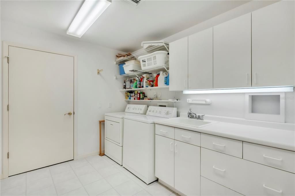 For Sale: $2,695,000 (3 beds, 2 baths, 2800 Square Feet)