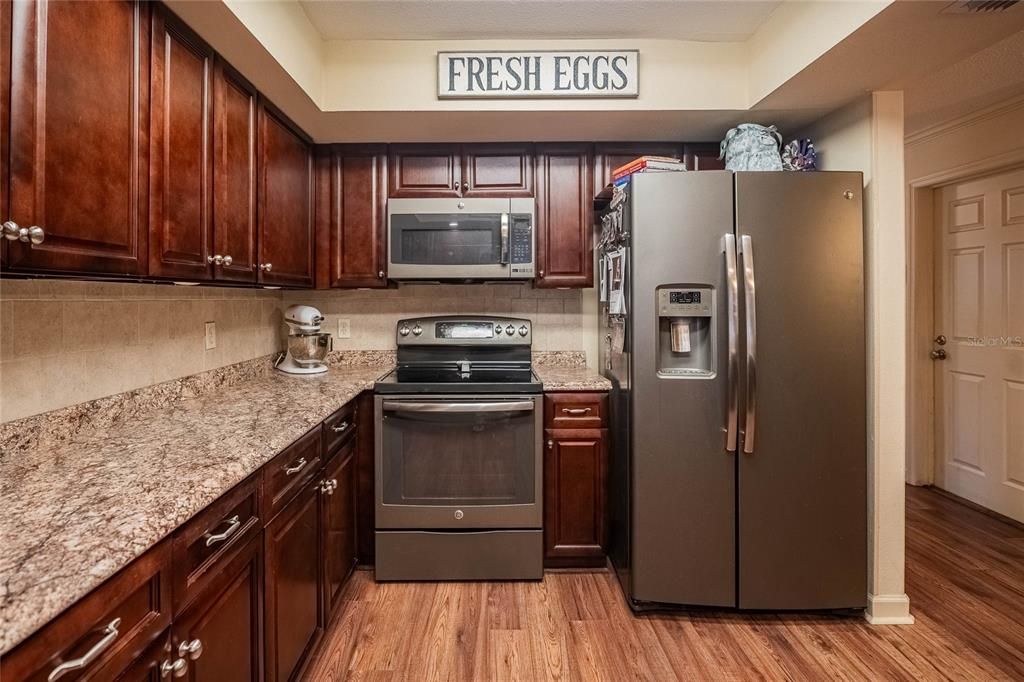 Под контрактом: $389,900 (4 спален, 2 ванн, 1761 Квадратных фут)