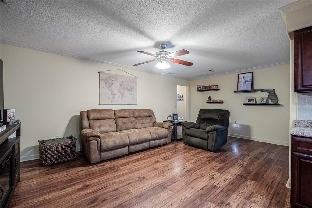 Под контрактом: $389,900 (4 спален, 2 ванн, 1761 Квадратных фут)