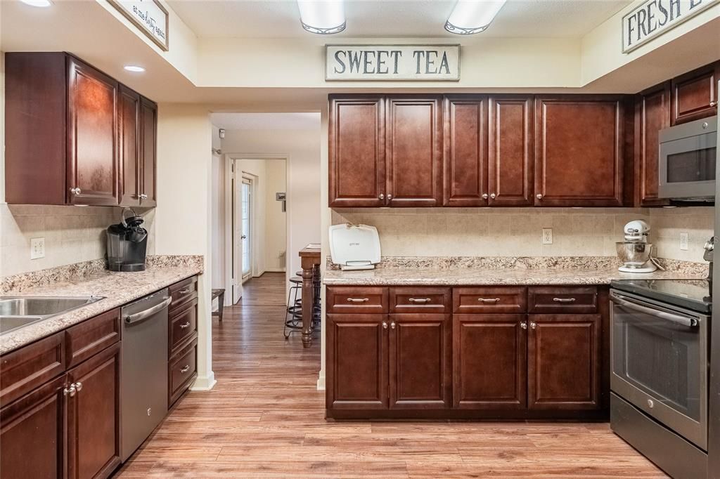 Под контрактом: $389,900 (4 спален, 2 ванн, 1761 Квадратных фут)