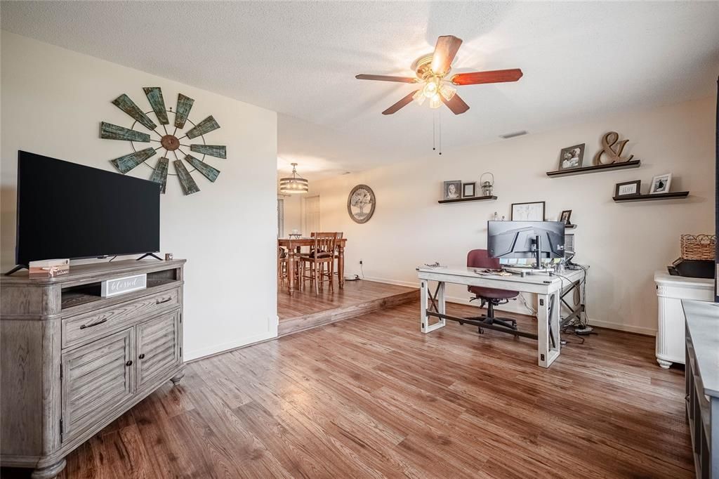 Под контрактом: $389,900 (4 спален, 2 ванн, 1761 Квадратных фут)