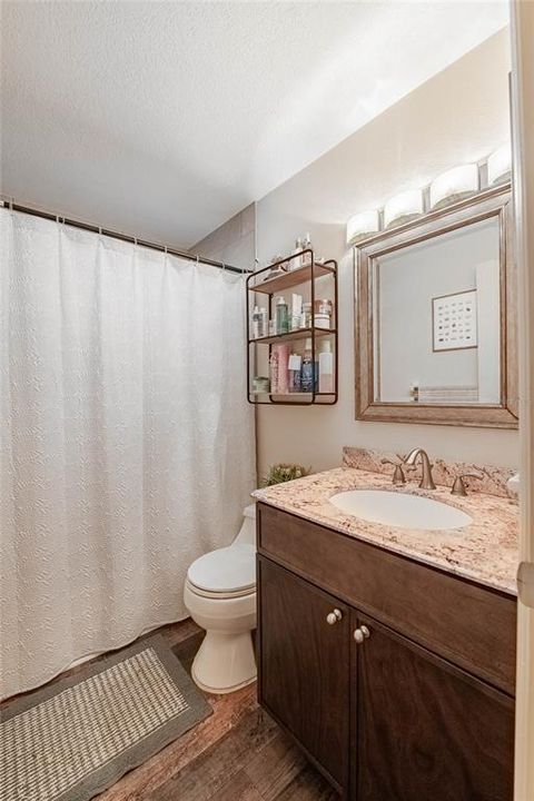 Под контрактом: $389,900 (4 спален, 2 ванн, 1761 Квадратных фут)