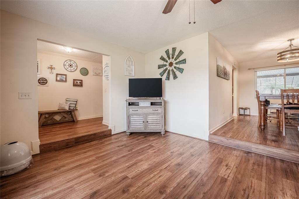 Под контрактом: $389,900 (4 спален, 2 ванн, 1761 Квадратных фут)